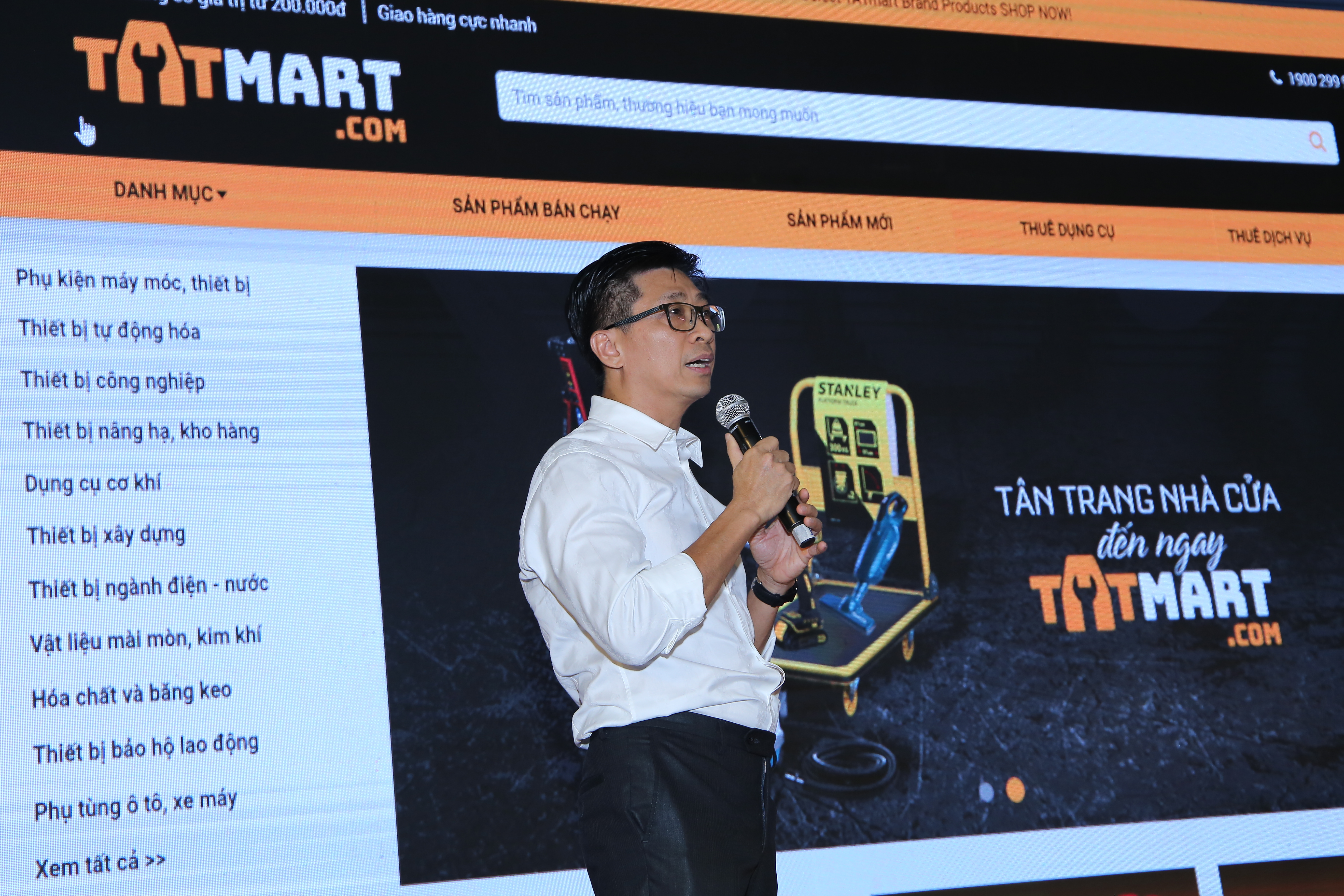 Ông Trương Quốc Tuấn – CEO công ty TAT – đang giới thiệu bản beta của sàn TMĐT TATmart.