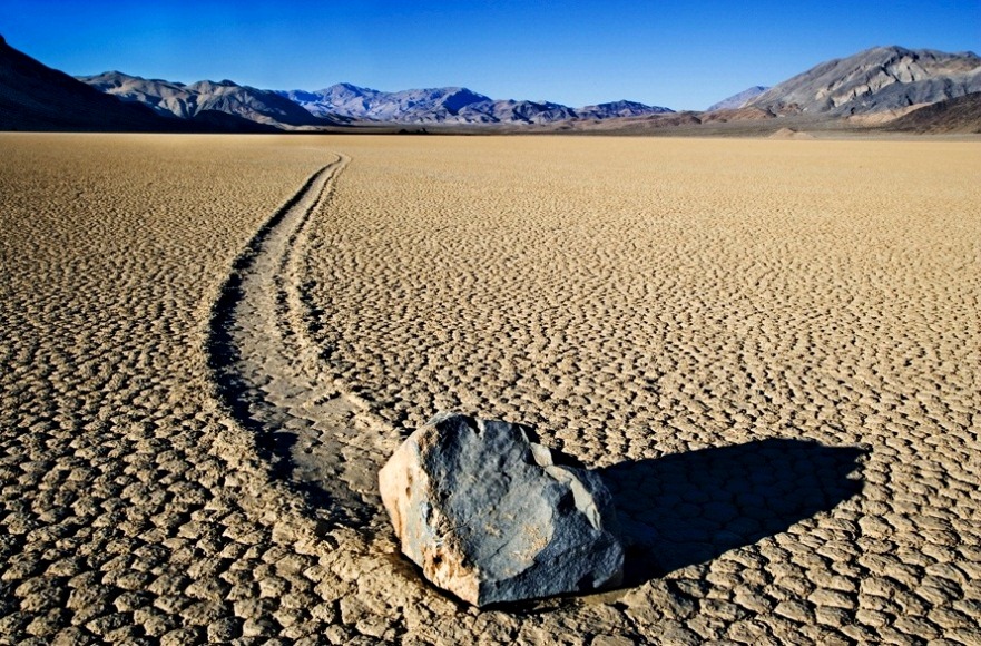 Sự dịch chuyển của các hòn đá tạo ra những đường trượt dài phía sau.  Ảnh: Discovery News.