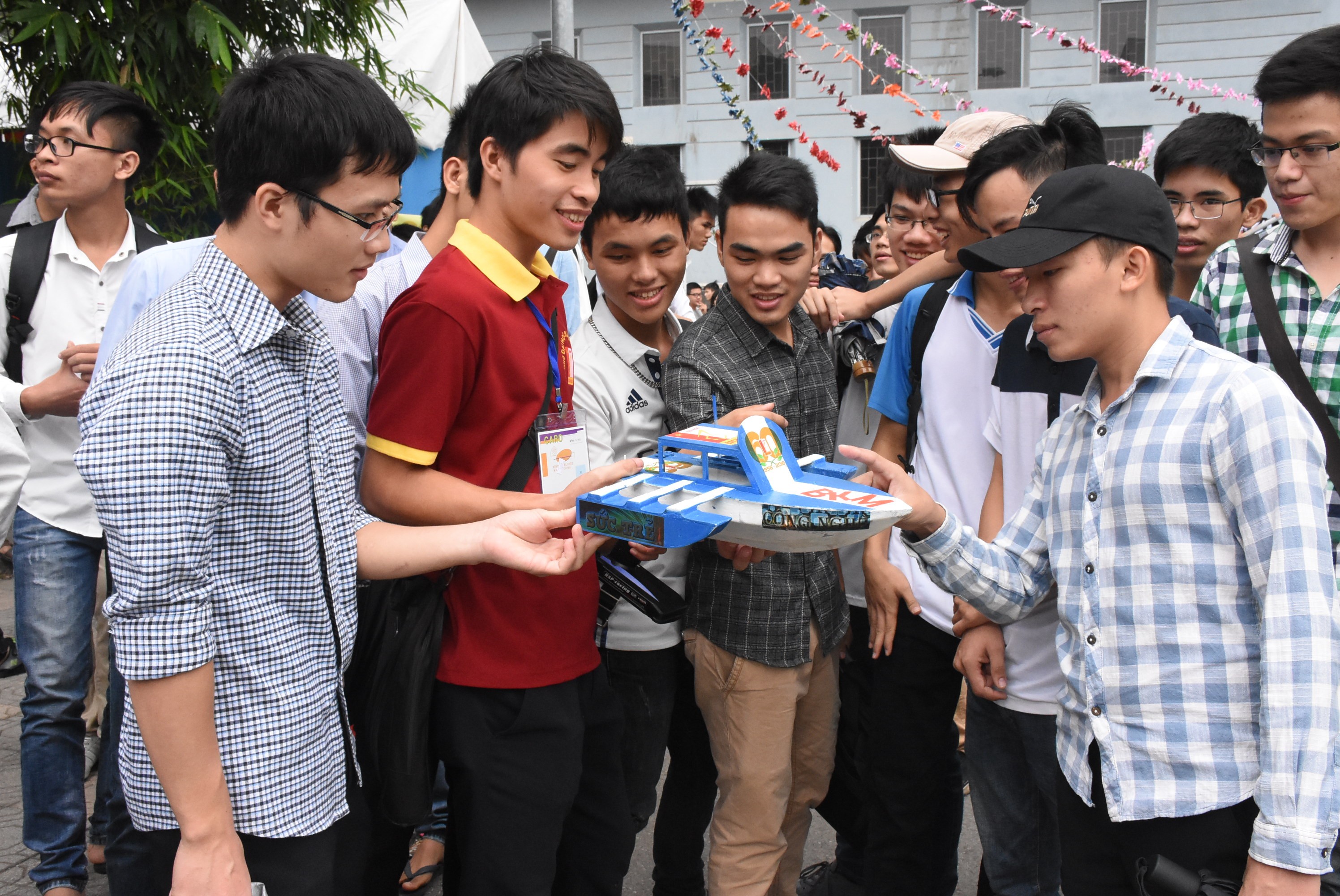 Việt Nam hiện có 171 trường công lập trong tổng số 235 trường đại học. Trong ảnh: Sinh viên ĐH Bách khoa Hà Nội trong cuộc thi “Thiết kế và đua tàu mô hình lần thứ 3 Shipcom 2016” tại trường. Ảnh: nguoiduatin.vn
