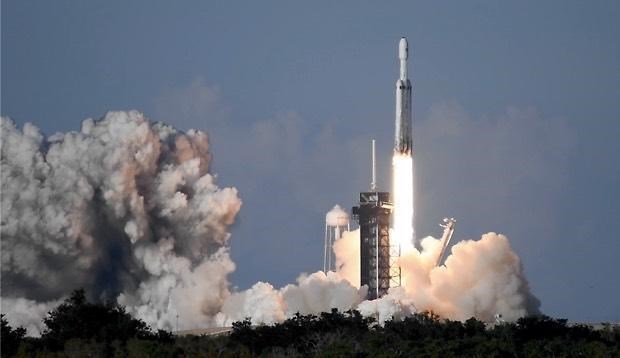 Tên lửa Falcon Heavy có lực đẩy mạnh trên 2,3 triệu kg, tương đương sức đẩy của khoảng 18 chiếc Boeing 747. (Nguồn: CBS)