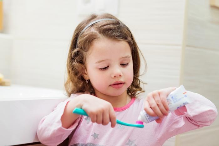 Cha mẹ nên tập cho con thói quen đánh răngsau khi ăn sáng và trước khi đi ngủ. Ảnh: iStock 