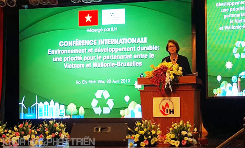 Diễn giả đến từ Bỉ chia sẻ kinh nghiệm thực hiện các dự án về môi trường