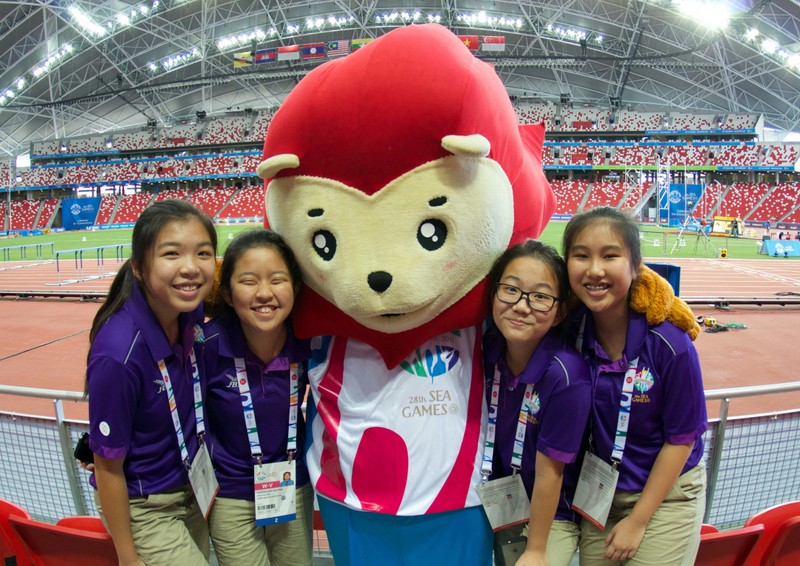 Từ mascot đến trang phục của các tình nguyện viên đều mang thương hiệu SEA Games.