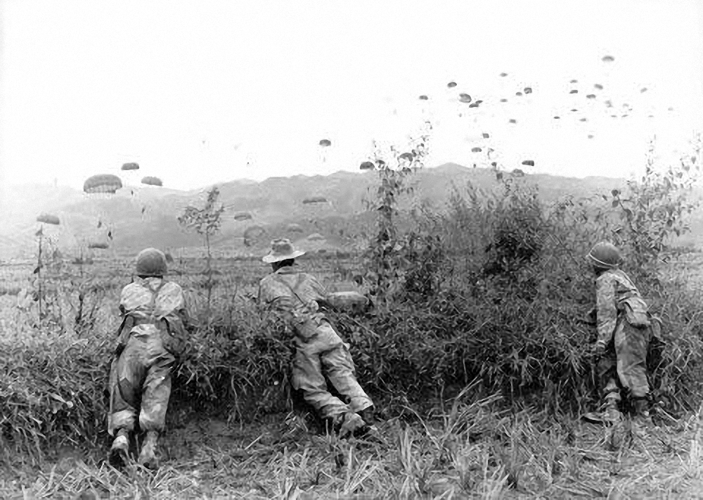 Quân Pháp nhảy dù xuống Điện Biên Phủ, đầu năm 1954. Nguồn: Pinterest.
