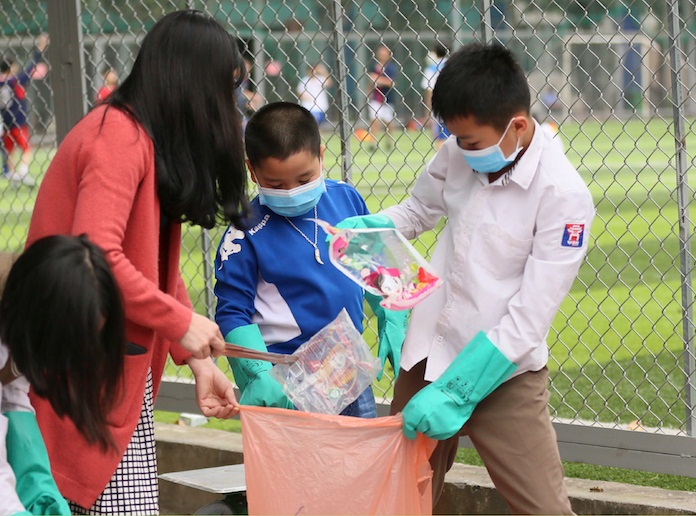học sinh việt úc tham gia kiểm toán rác