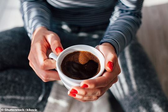 Cà phê tốt cho tim nếu uống vừa phải nhưng bắt đầu gây hại nếu uống trên 6 tách/ngày - ảnh minh họa từ SHUTTERSTOCK