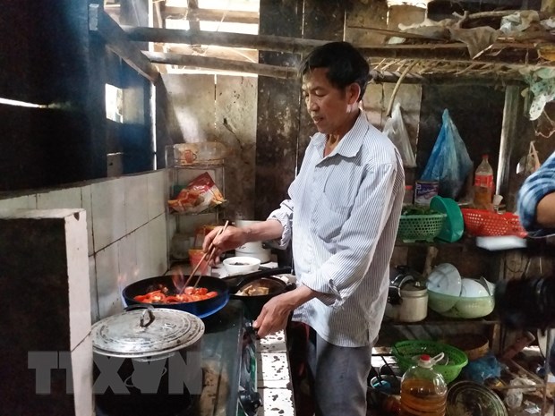 Gia đình ông Vũ Văn Thính, thôn Thái Vôi, xã Xuân Quang, huyện Bảo Thắng, tỉnh Lào Cai, sử dụng biogas để đun nấu và thắp sáng thay thế nhiên liệu khác. (Ảnh: Hương Thu/TTXVN)