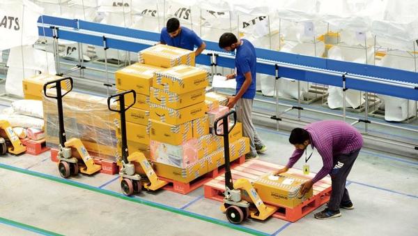 Nhiều công nhân làm việc tại kho hàng của Amazon đang lo ngại mất việc vào tay robot. Ảnh: Yahoo Finance.