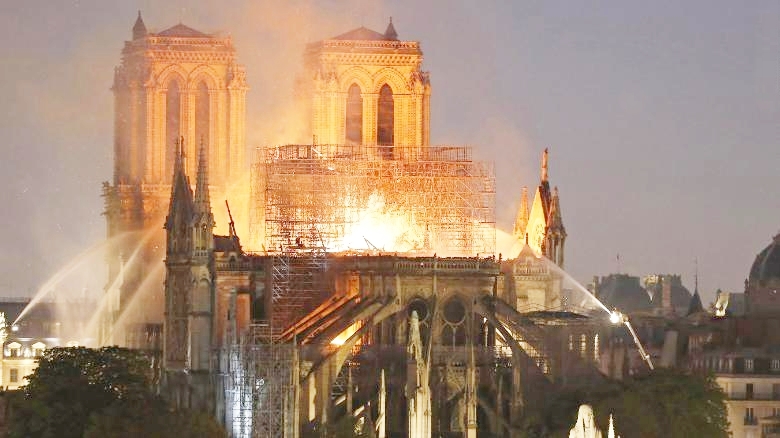 Nhà thờ Đức Bà Paris chìm trong ngọn lửa vào chiều tối 15/4. Ảnh: AFP