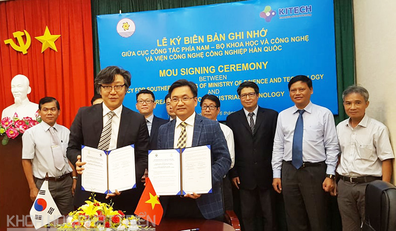 Ông Phạm Xuân Đà và ông Kim Ki Young - Giám đốc quan hệ quốc tế KITECH ký biên bản ghi nhớ thỏa thuận hợp tác