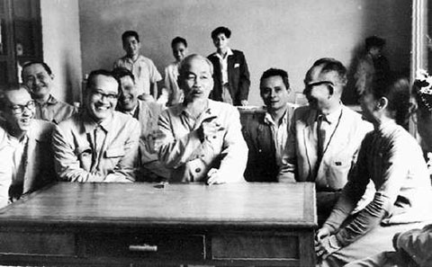 Chủ tịch Hồ Chí Minh nói chuyện với các trí thức năm 1964. (GS Trần Hữu Tước ngồi bên trái Bác Hồ). Ảnh http://baotanglichsu.vn/