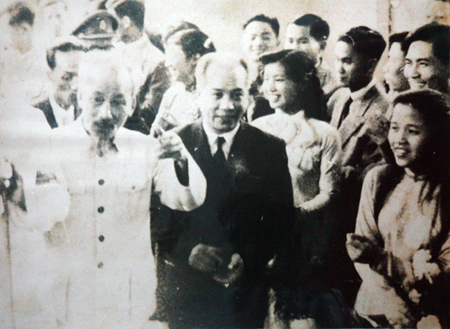 GS Ngụy Như Kon Tum đứng cạnh Bác Hồ trong buổi Bác Hồ về nói chuyện với thầy và trò trường ĐH Tổng hợp Hà Nội (1958).