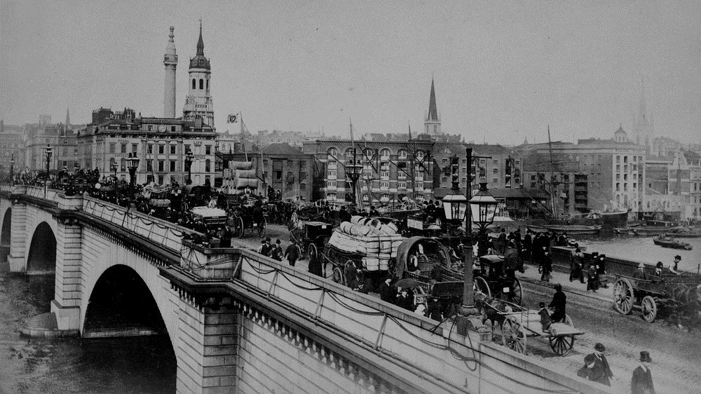 Cầu London trước khi bị tháo rời và bán sang Mỹ. Ảnh: Shutterstock.