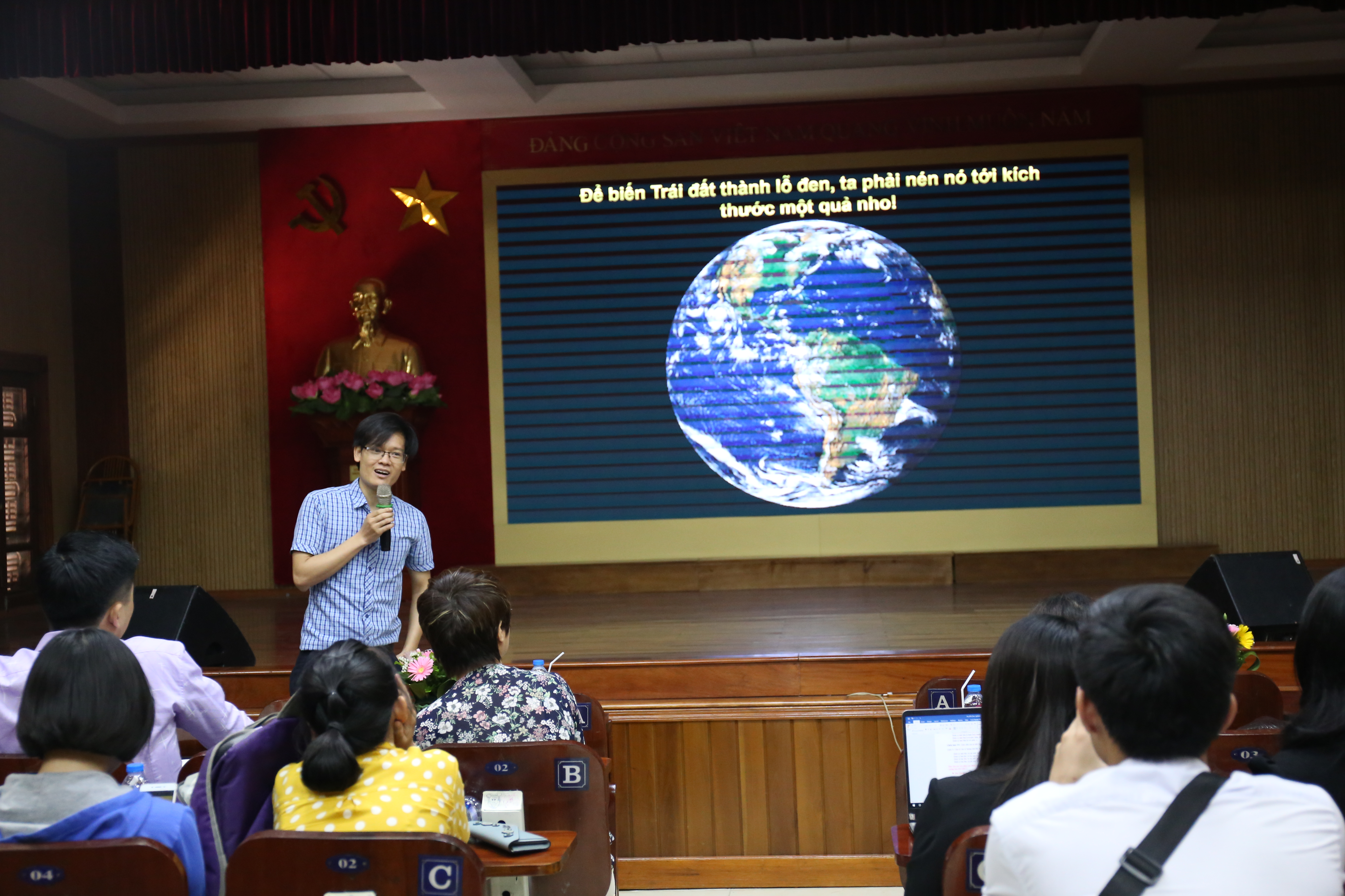 Bài giảng "Hố đen" của TS.Phạm Anh Tuấn, VAST, thu hút được nhiều sự chú ý | Ảnh: Ngô Hà