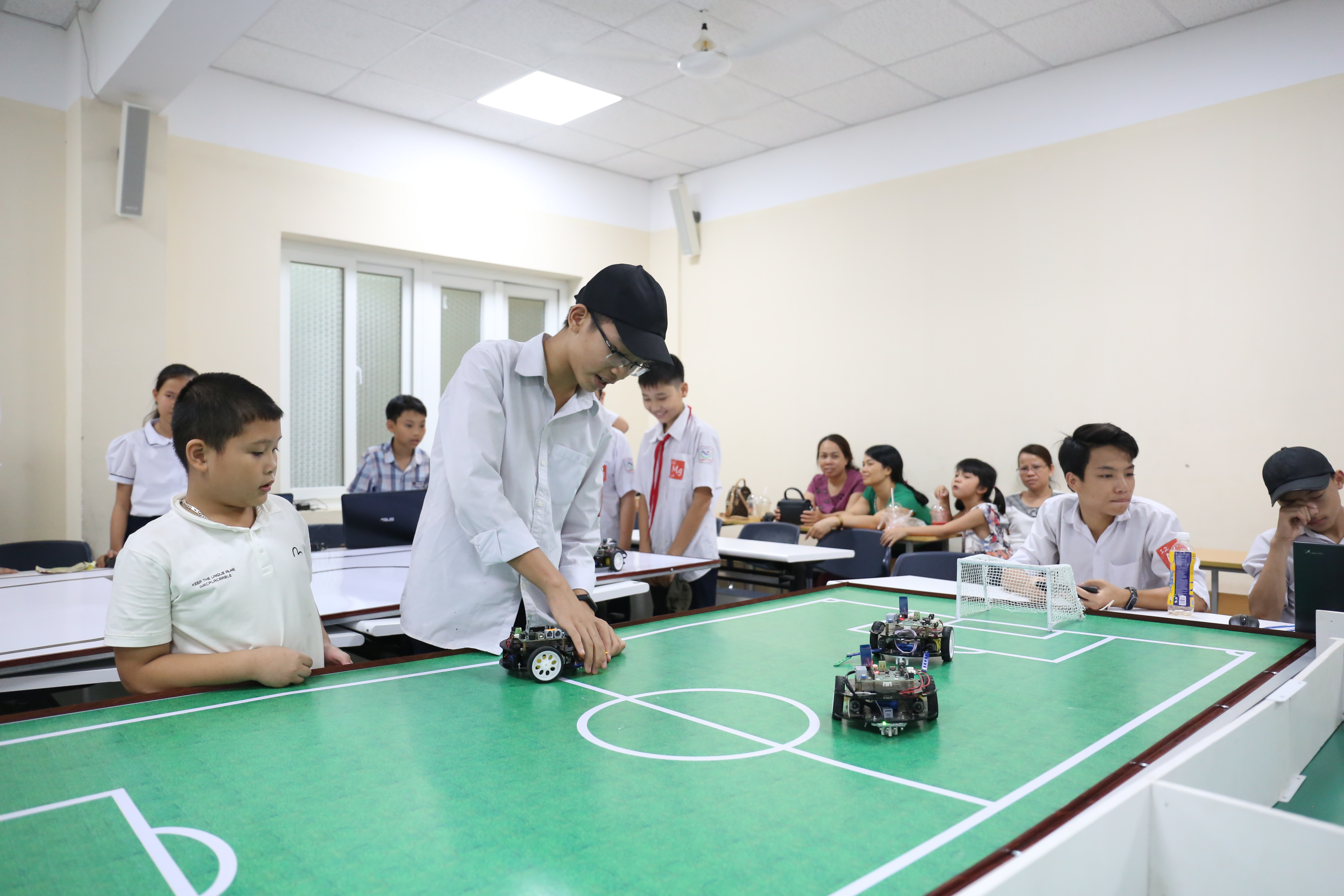 Điều khiển Robot trong lớphọc STEM do trường Nam Tiến, tỉnh Nam Định tổ chức | Ảnh: Ngô Hà