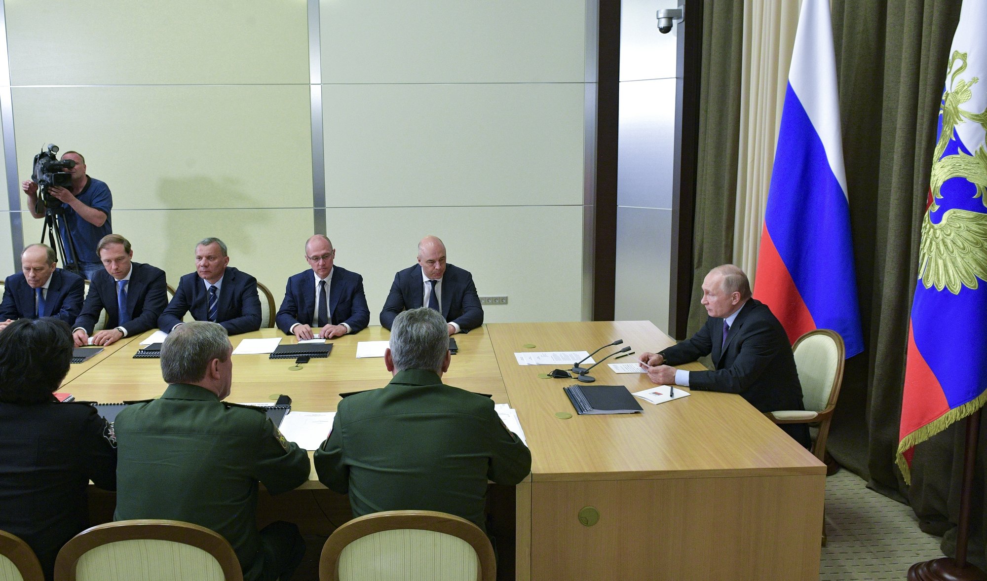 Tổng thống Nga Putin chủ trì một cuộc họp của Quân đội Nga tại căn cứ bên bờ biển đen. Ảnh: AP. 