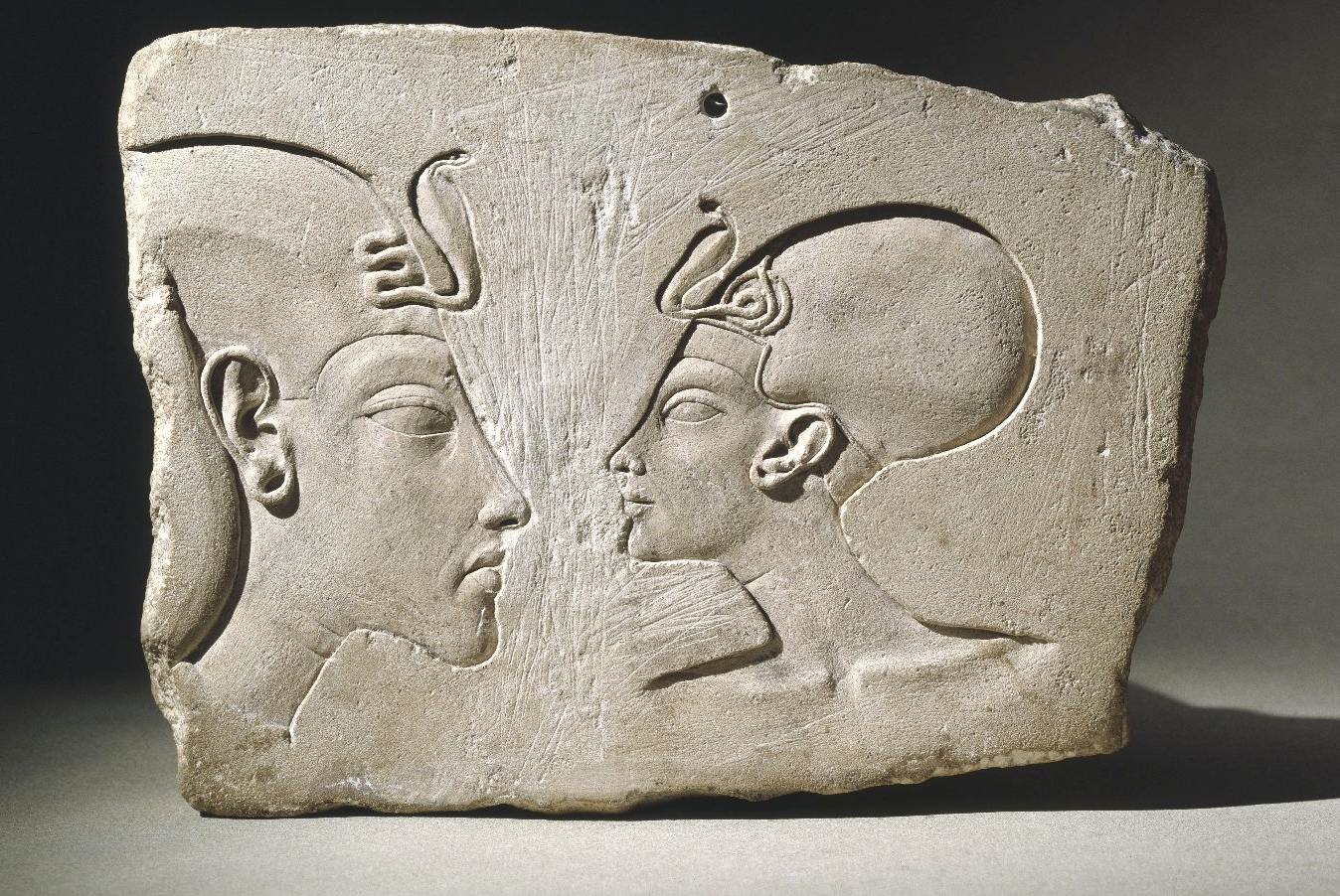 Phiến đá Wilbour, có niên đại 1352-1336 TCN, vẽ pharaoh Ai Cập Akhenaten và Nữ hoàng Nefertiti với hộp sọ kéo dài. Ảnh: Wikimedia