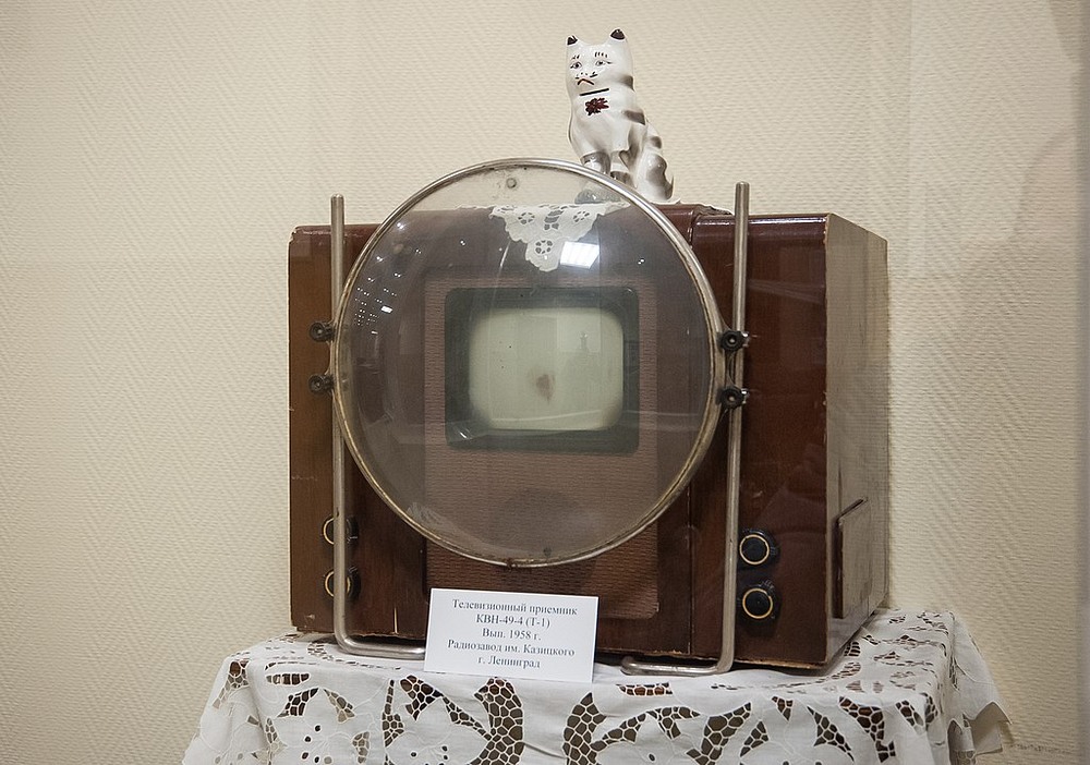 KVN-49, chiếc TV đen trắng với kính lúp phóng to phổ biến trong thập niên 1950 ở Liên Xô. Ảnh: Shutterstock.