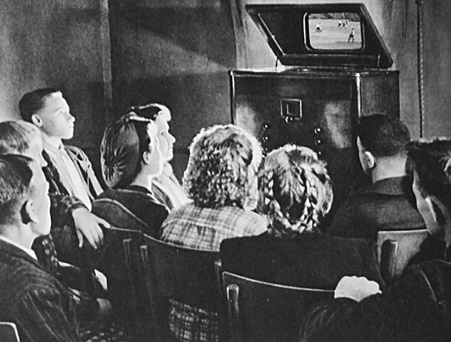Một gia đình Liên Xô đang xem truyền hình. Ảnh: Shutterstock.