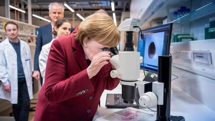 Thủ tướng Đức Angela Merkel xem xét các bộ não nhỏ được phát triển trong phòng thí nghiệm tại Trung tâm y học phân tử Max Delbrück ở Berlin.