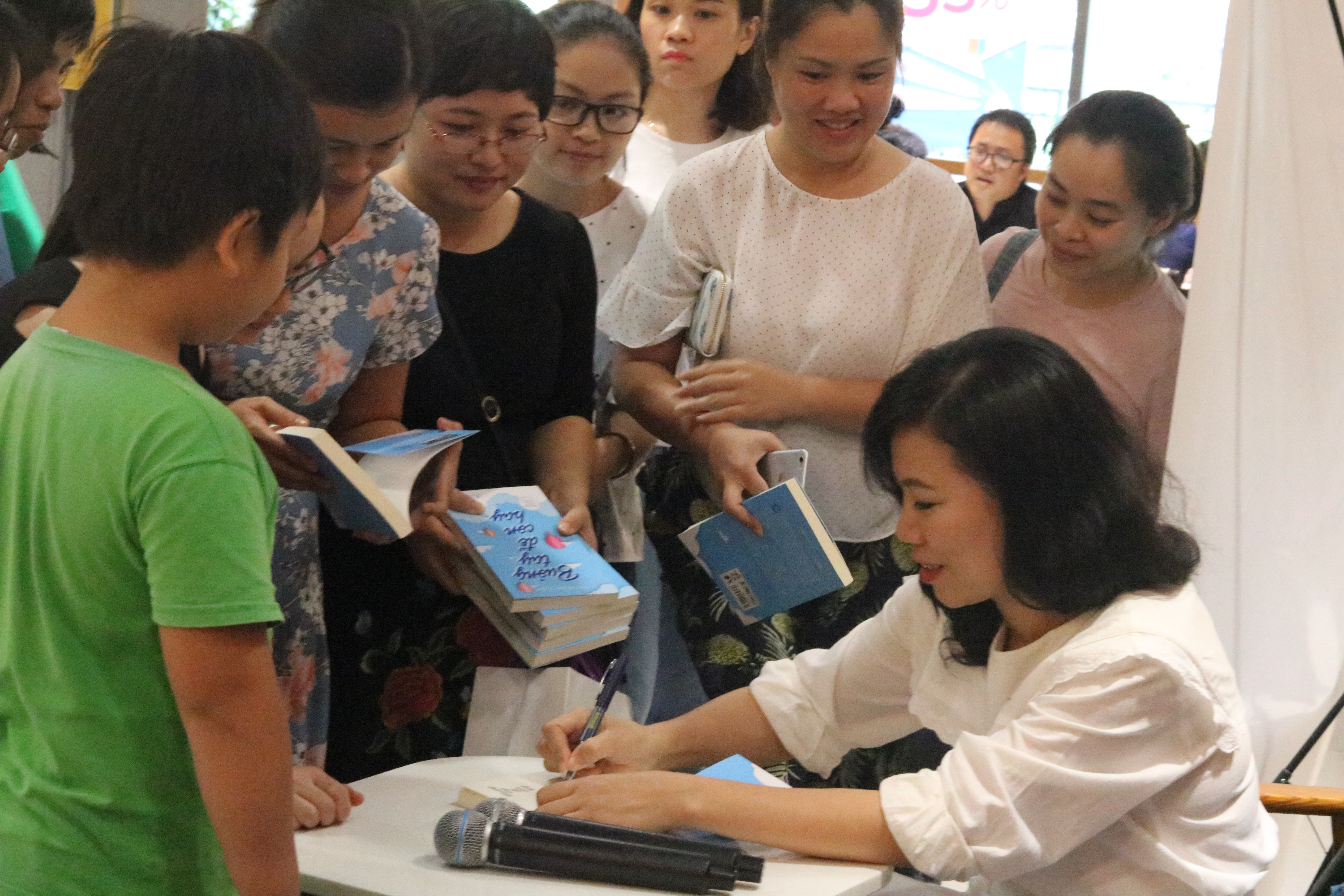 Tác giả Thu Hà ký tặng bạn đọc trong buổi ra mắt sách ngày 26/5/2019 tại Hà Nội. Ảnh: NN