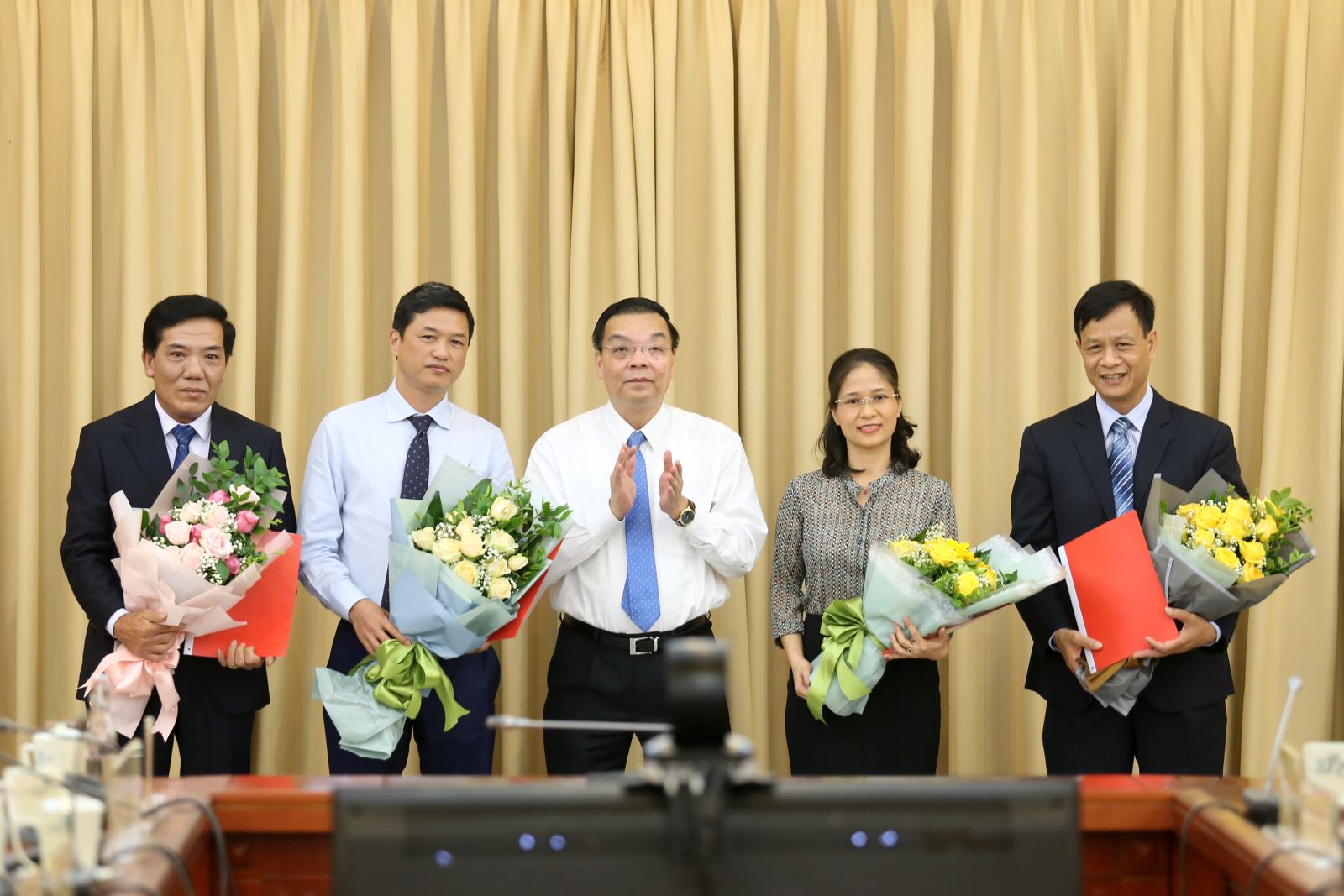 Bộ trưởng Chu Ngọc Anh (giữa) trao quyết định bổ nhiệm và chúc mừng các đồng chí được bổ nhiệm | Ảnh: Bộ KH&CN