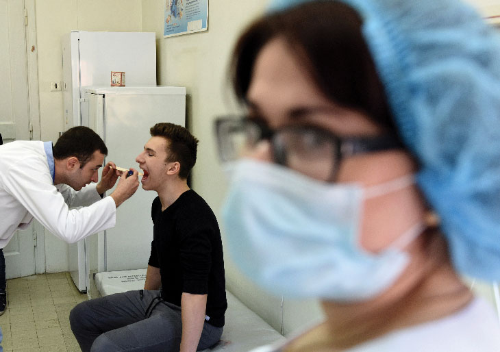 Một thiếu niên chuẩn bị tiêm phòng sởi ở Ukraine. Nhiều người đang phải bắt kịp để đủ số mũi tiêm vắc-xin cần có
