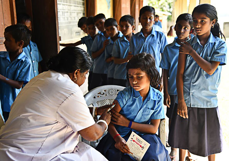 Học sinh tại một trường học ở phía đông bắc Ấn Độ chuẩn bị tiêm vắc-xin sởi và Rubella vào tháng 9/2018. 