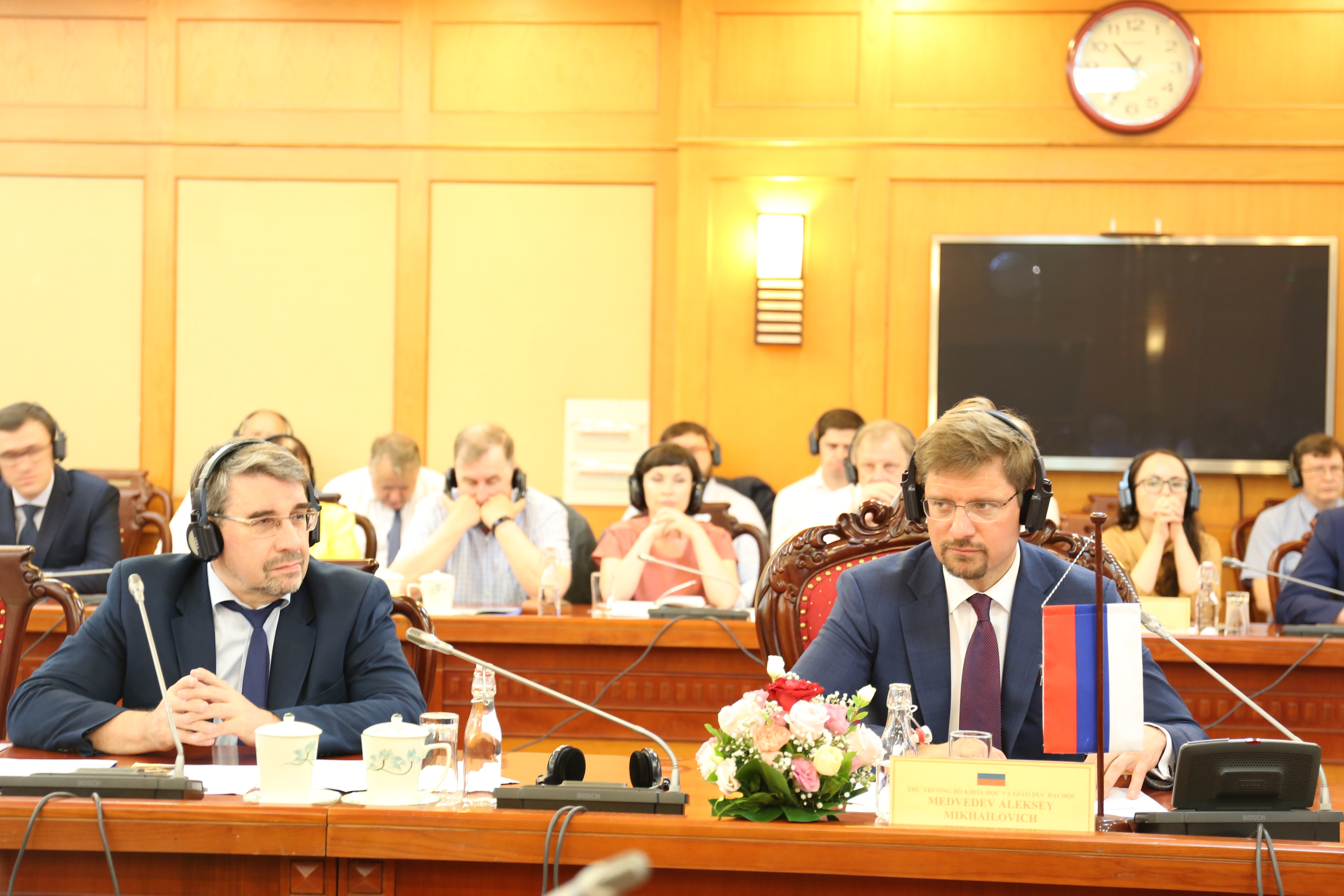 Thứ trưởng Bộ Khoa học và Giáo dục đại học A.M Medvedev (phải) và ông I.M Romanov, Vụ trưởng Vụ Chính sách KH&CN tại khóa họp.