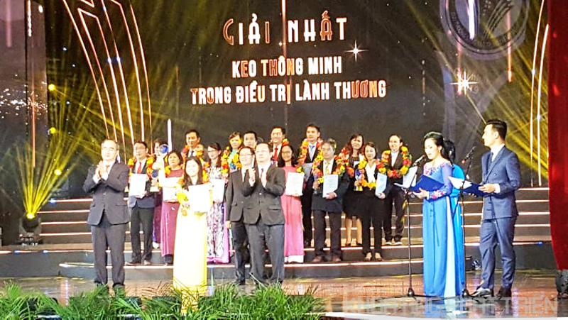 Bí thư Thành ủy Nguyễn Thiện Nhân trao giải Nhất cho công trình đoạt giải Nhất lĩnh vực Khoa học cơ bản
