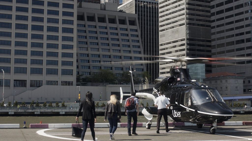 Hành khách đi ra sân bay JFK tại New York sẽ có thêm lựa chọn dịch vụ trực thăng của Uber, nhưng với giá thành không hề rẻ. Ảnh: NYT. 