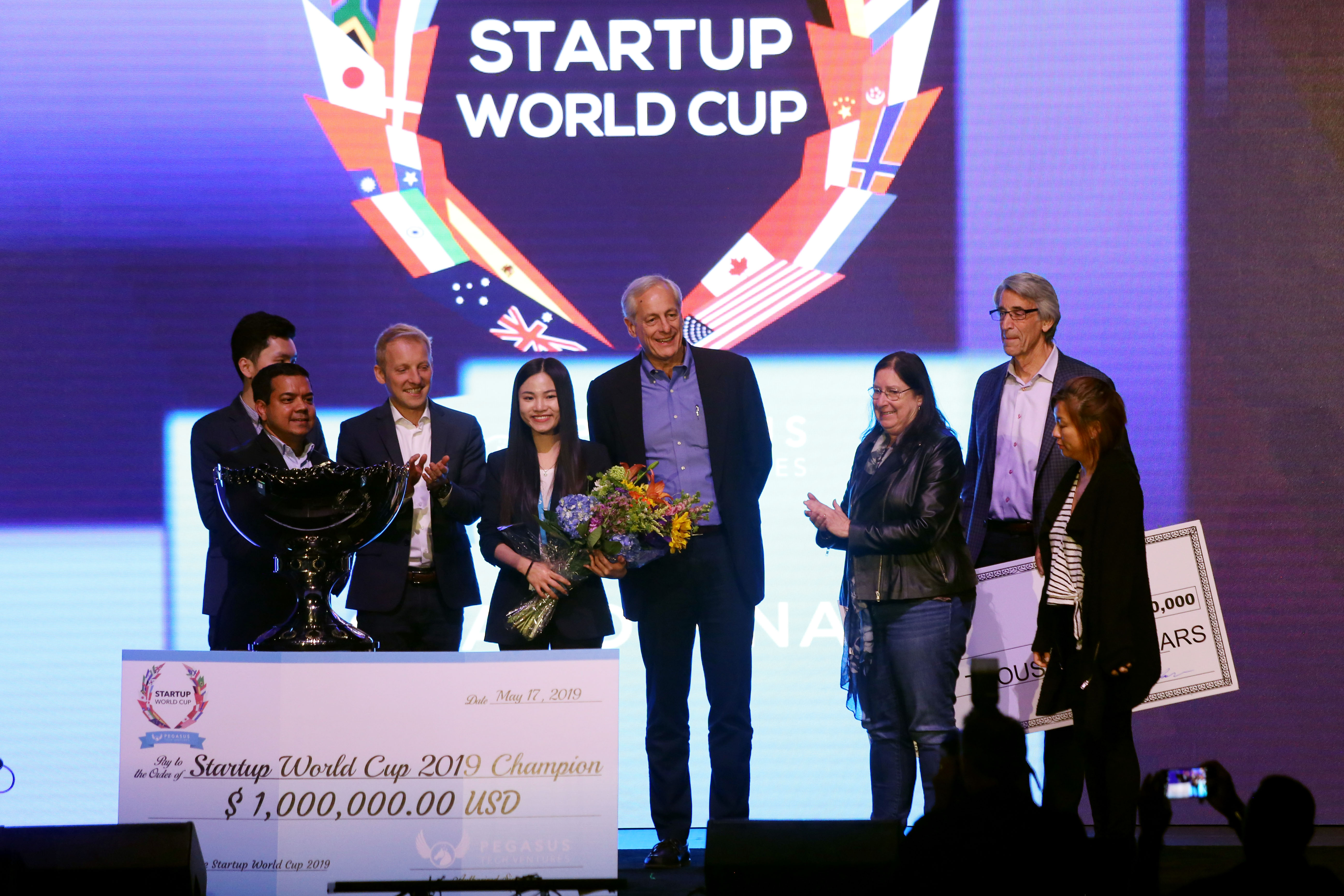 Chị Nguyễn Hoàng Anh đại diện Abivin lên nhận giải nhất Startup World Cup tại Mỹ vào tháng 5/2019. Ảnh nhân vật cung cấp.    
