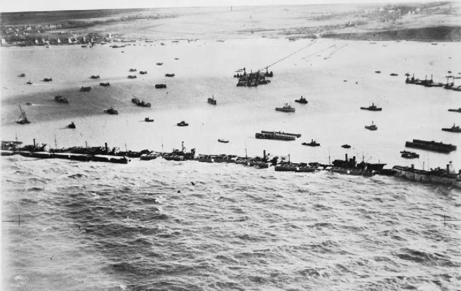 Cảng nổi Mulberry do quân Đồng Minh xây dựng trên eo biển Manche để chuẩn bị đổ bộ lên Normandie. Ảnh: Không lực Hoàng gia Anh.