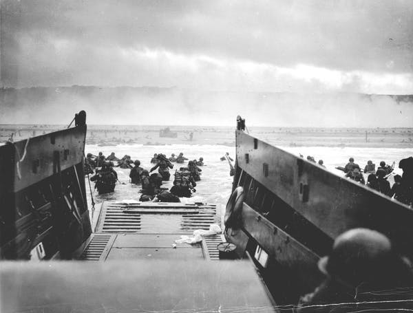 Lính Đồng Minh đang tiến vào bờ từ tàu đổ bộ tại bãi biển Omaha (Normandie) ngày 6/6/1944. Ảnh: Trung tâm lưu trữ quốc gia Mỹ. 