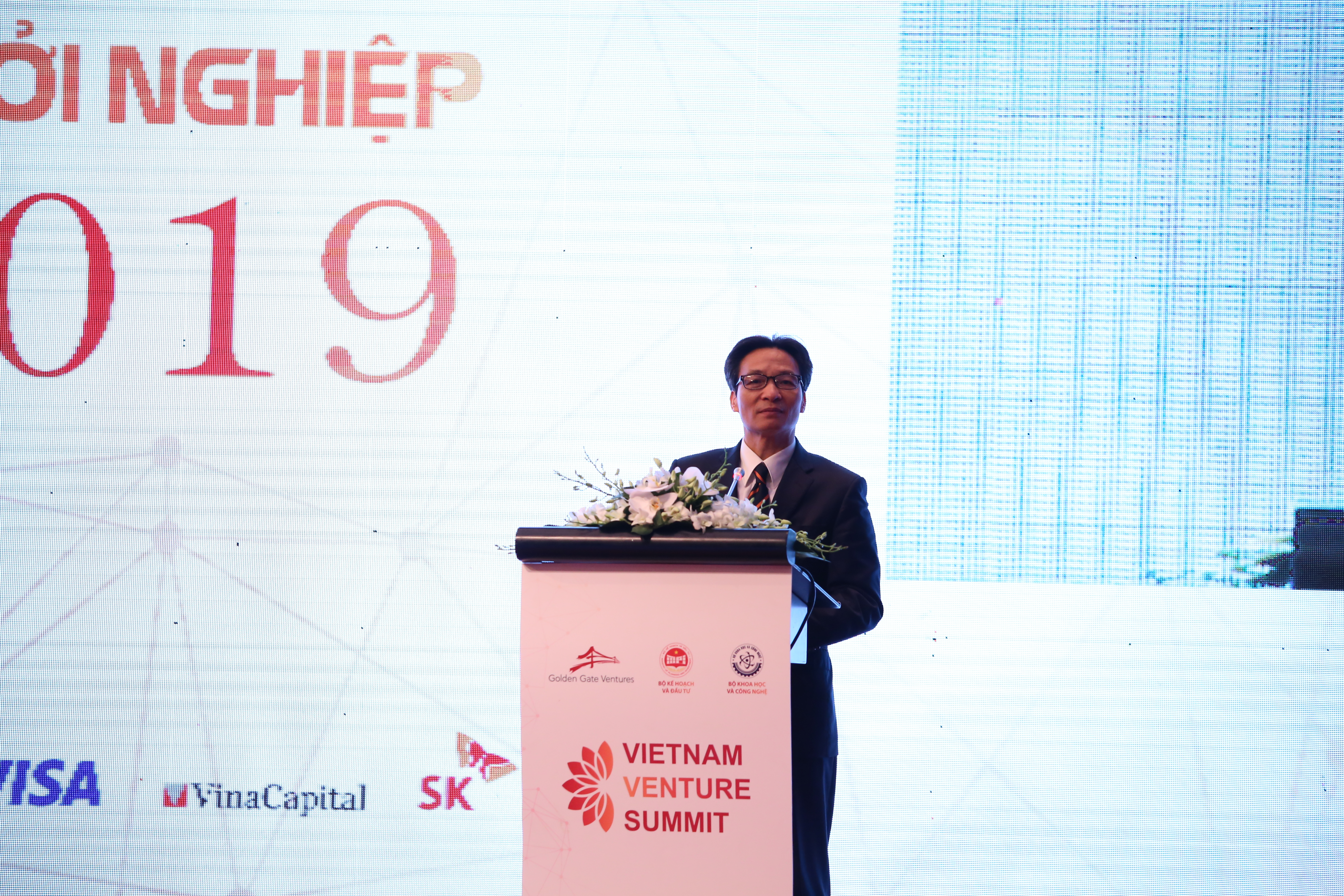 Phó Thủ tướng Vũ Đức Đam nhấn mạnh cần phải duy trì và làm tốt hơn việc tạo môi trường hỗ trợ hệ sinh thái khởi nghiệp tại Hội thảo Vietnam Venture Summit 2019. Ảnh: Ngô Hà/KHPT