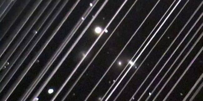 Các vệt sáng do vệ tinh của SpaceX làm hỏng ảnh chụp quan sát bầu trời đêm - Ảnh: Inverse