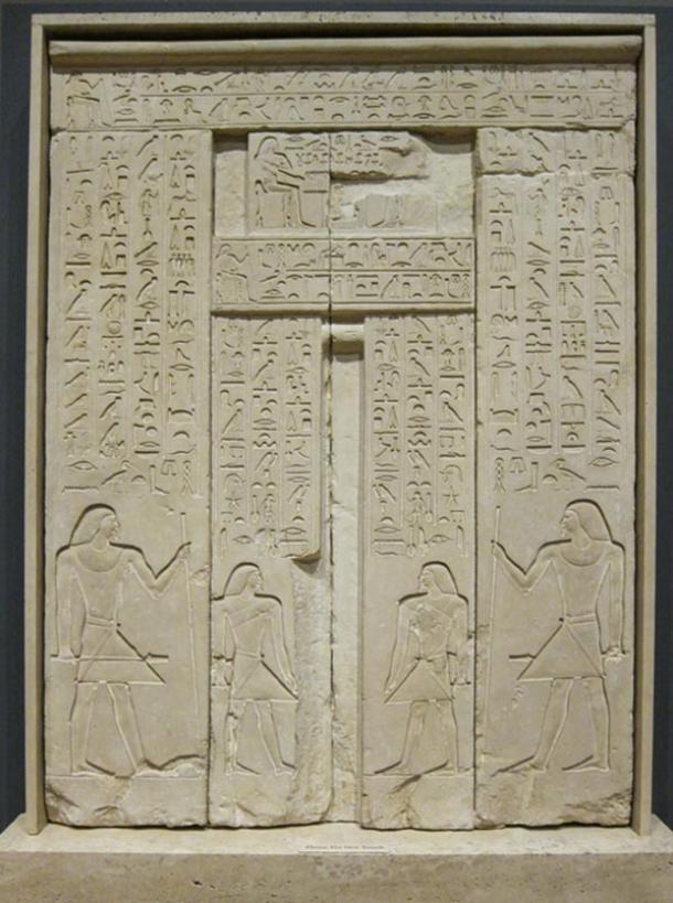 Một cánh cửa giả có niên đại vào năm 2.400 trước Công nguyên. Ảnh: Sharron Mollerus.