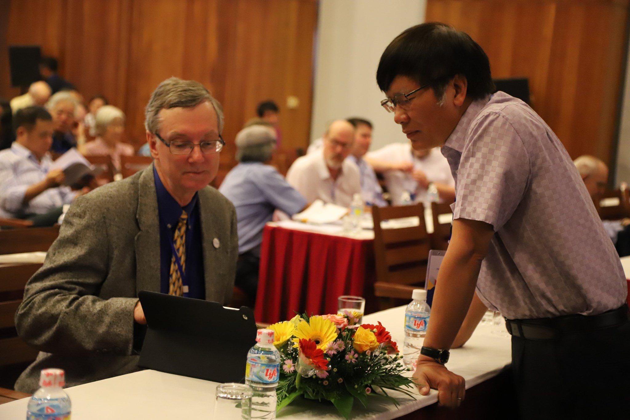GS. Lê Tuấn Hoa, Viện Toán học (bìa phải) và GS. Brian D. Boe, Đại học Georgia, Mỹ. Hai người đã chủ trì phiên trình bày về đại số giao hoán diễn ra vào chiều ngày 11/6.