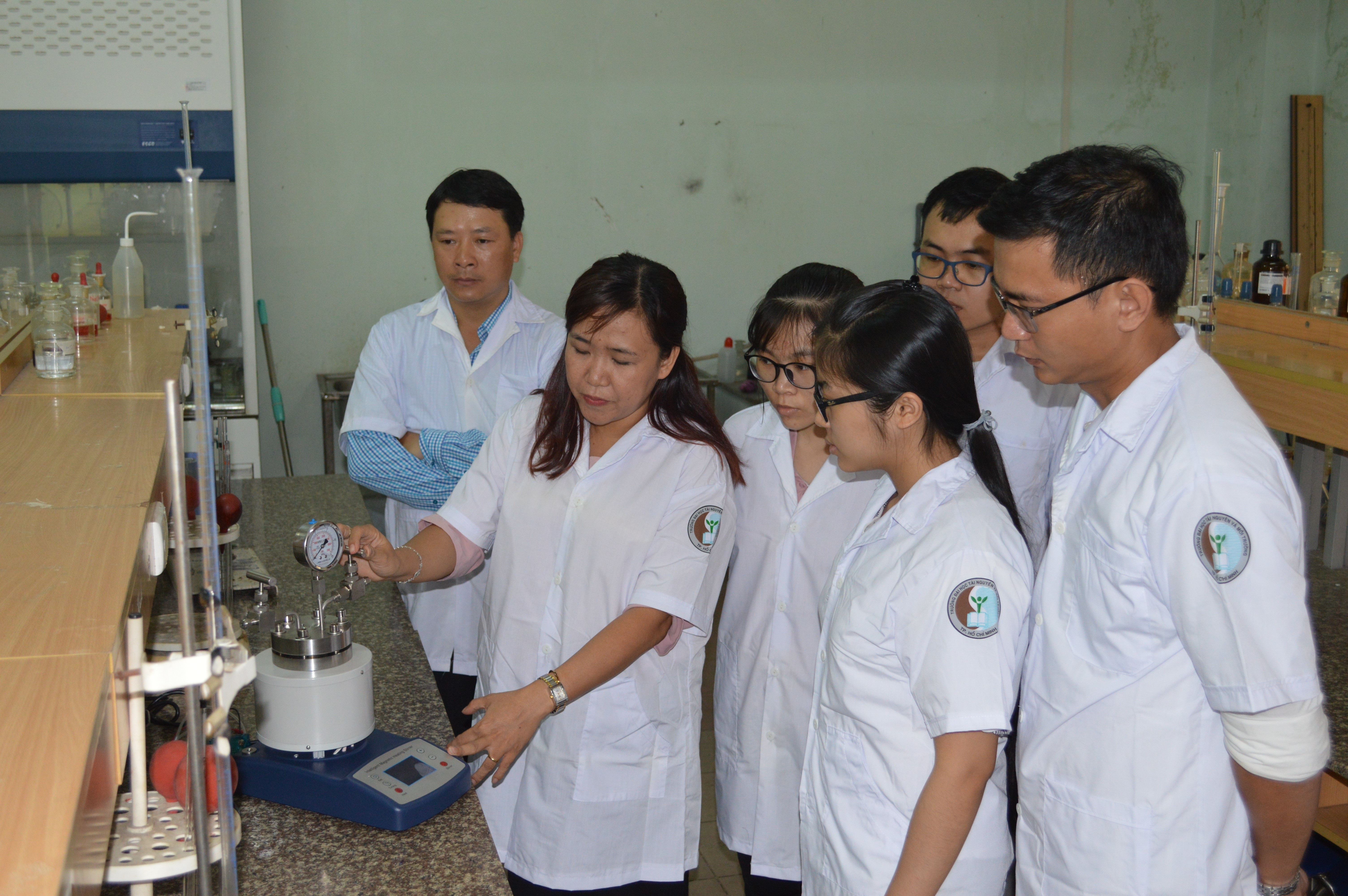 PGS Hồ Thị Thanh Vân và nhóm nghiên cứu trong quá trình phát triển vật liệu nền cấu trúc nano. Ảnh: NVCC