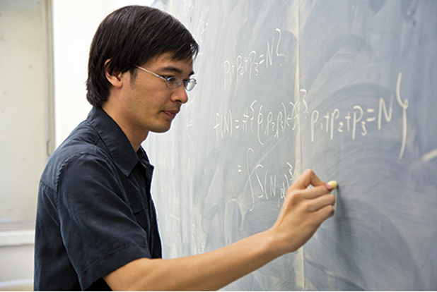 Giáo sư Terence Tao (sinh năm 1975) đang giảng bài tại Đại học UCLA (University of California, Los Angeles).