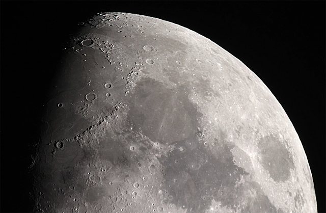 Các nhà khoa học vừa phát hiện một khối vật chất lạ trên Mặt Trăng.