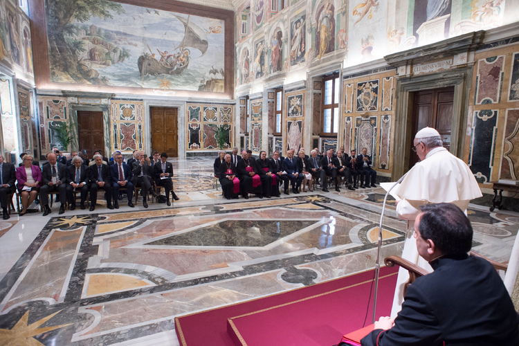 Đức Giáo hoàng Francis trong cuộc gặp với các lãnh đạo ngành năng lượng tại Vatican. Ảnh: Vatican Media. 
