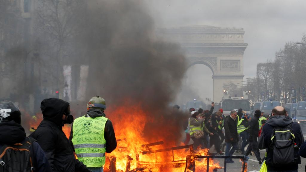 Cảnh tượng trên đại lộ Champs-Elysées trong cuộc biểu tình của phóng trào Áo Vàng ngày 16/03/2019 | Ảnh: Reuter