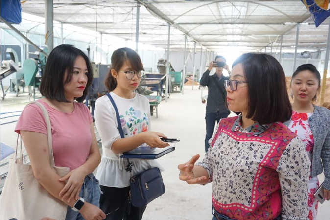 Chị Lê Thị Bé Ba (thứ hai, bên phải) cùng đoàn phóng viên 844 tại khu vực trồng nấm của vườn ươm AHBI | Ảnh: Ngô Hà