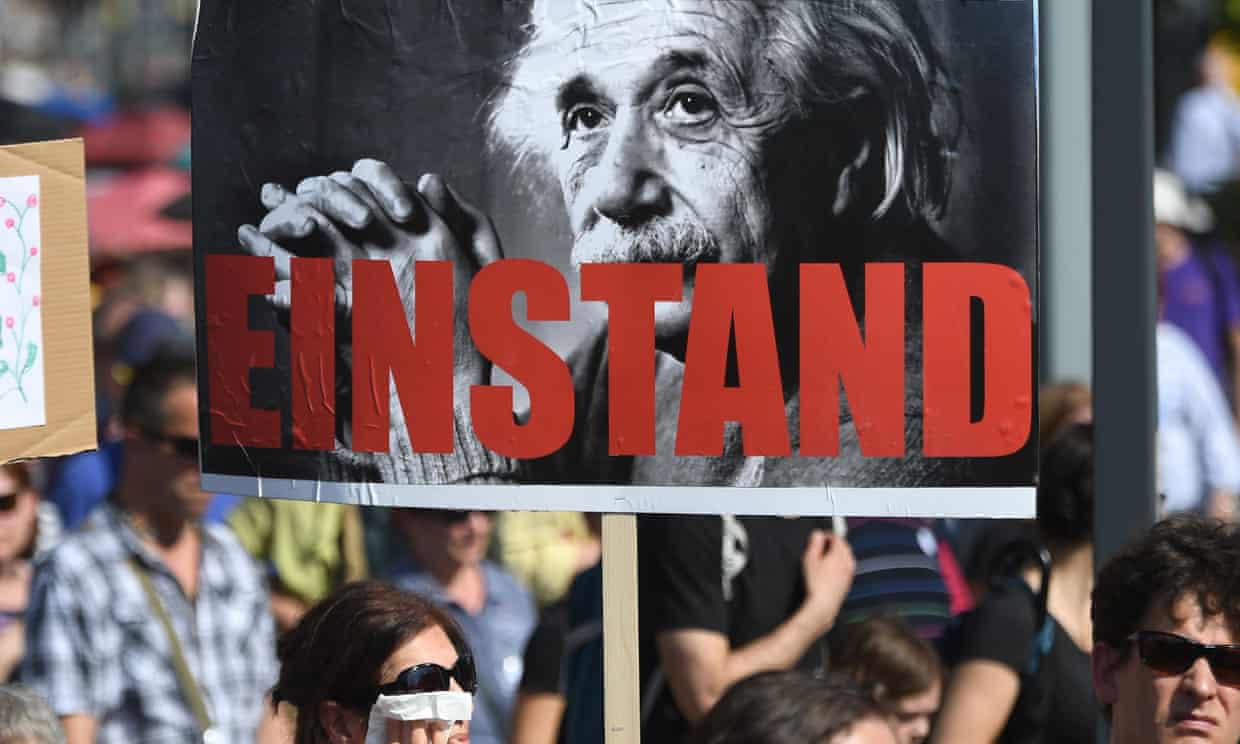 Hàng ngàn người biểu tình tuần hành tại Budapest vào ngày 2/6/2019 để phản đối kế hoạch của Chính phủ Hungary đối với Viện Hàn lâm Khoa học.