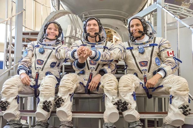 3 phi hành gia Oleg Kononenko người Nga (ở giữa), Anne McClain (trái) thuộc NASA và David Saint-Jacques thuộc Cơ quan Hàng không vũ trụ Canada. (Nguồn: NASA)