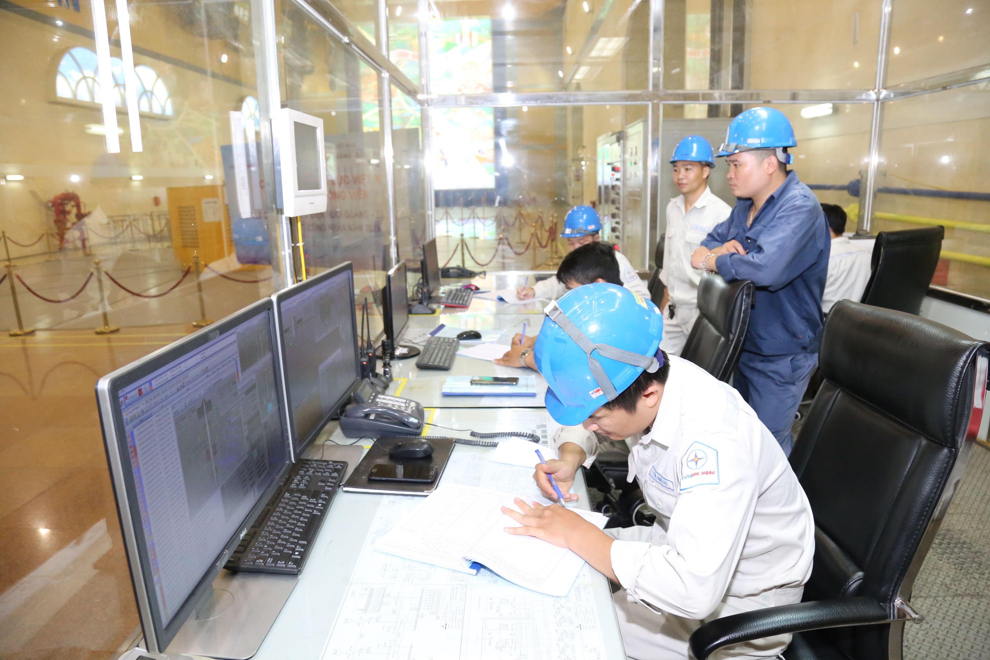 Phòng điều hành nhà máy thủy điện Lai Châu. Nguồn: Báo Lao động