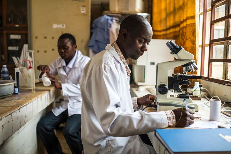 Sinh viên trong một phòng thí nghiệm tại Đại học Công giáo Graben ở Butembo, Cộng hòa Dân chủ Congo.