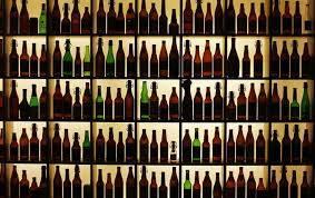 Vỏ chai bia, rượu vang và đồ uống có cồn khác chứa các hóa chất có hại tiềm tàng cho môi trường - Ảnh: Reuters