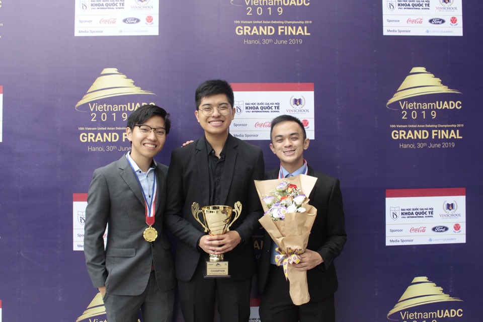 Niềm vui của đội giành chiến thắng đến từ Phillipine| Ảnh: Trường quốc tế, ĐHQGHN